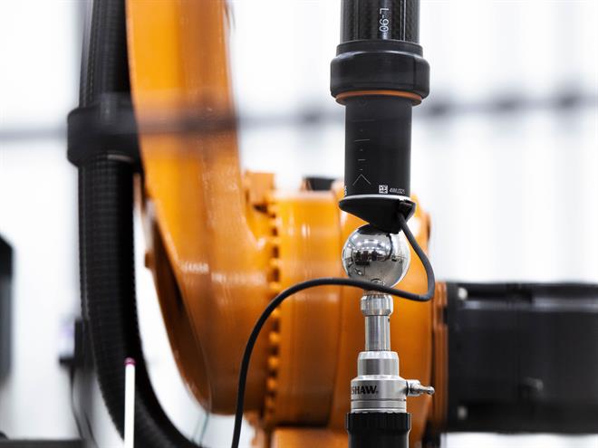 Renishaw industriell automation RCS L-90 ballbar monterad mellan en robotarm och datumkula i en robotcell