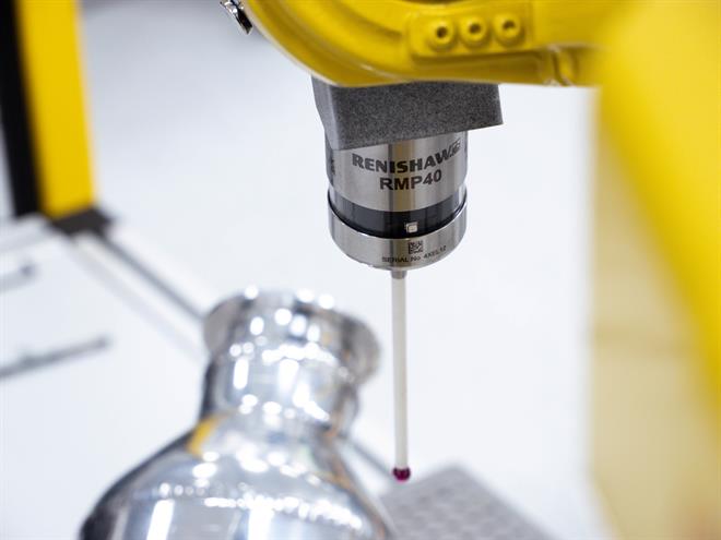 En robotmonterad Renishaw RMP40-radioöverföringsprob lokaliserar en detalj inom en industriell automationscell
