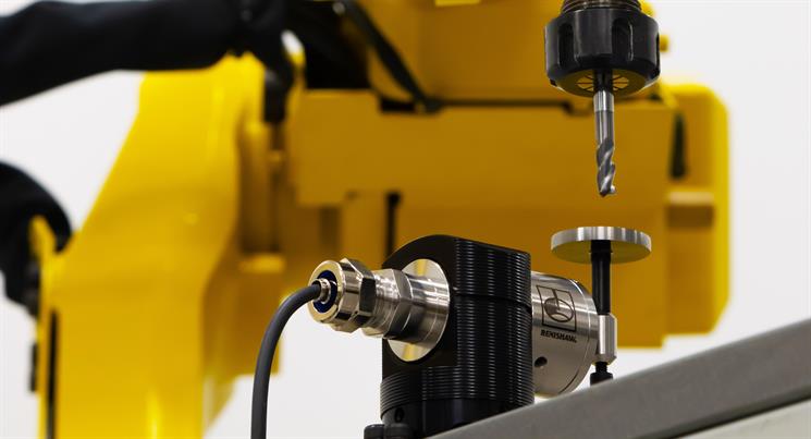 Renishaw TS27R-verktygsinställare monterad med en skivmätspets under en robotmonterad spindel för kalibrering
