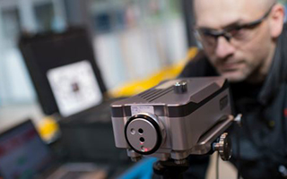 Craig Simpson, underhållstekniker hos FMC Technologies, använder XL-80 laserkalibreringssystem för att kontrollera bearbetningens precision.