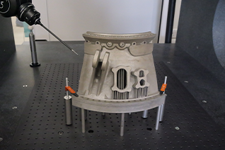 Modulär fixturkonfiguration på en AGILITY®-platta, visar distanser och klämmor som håller en detalj.